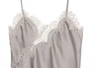 Close-up van een elegante grijze zijden satijnen camisole met fijne kantafwerking.