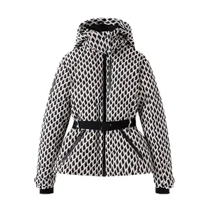 Stylische Damen Ski-Pufferjacke mit Kapuze, geometrischem Muster und verstellbarer Taille.