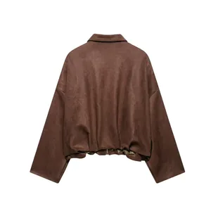 Vista trasera detallada de una chaqueta bomber marrón con efecto de ante suave