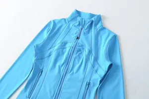 Dettaglio giacca yoga celeste slim fit con zip integrale e cuciture decorative