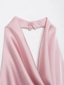 Detailansicht eines rosa Satin-Neckholder-Tops mit elegantem Doppelknopfverschluss