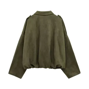 Vista trasera detallada de una chaqueta bomber de ante verde oliva para mujer moderna