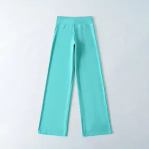 Detailweergave van de turquoise yoga broek met hoge taille en wijde pijpen van stretch