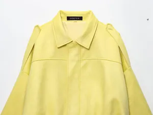 Primer plano de una chaqueta de piloto de ante amarillo con la etiqueta de marca INDEFEIR