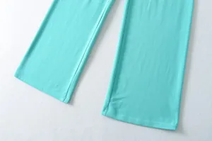 Detailopname van de zoom van een lichtblauwe yogabroek met nette stiksels en zachte stof.