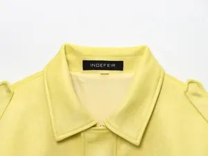 Detalle del cuello de la chaqueta de piloto de ante amarillo con etiqueta INDEFEIR