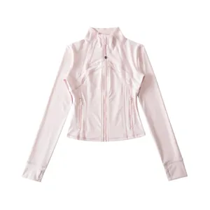Vista dettagliata di una giacca da yoga rosa slim con zip e fori per i pollici