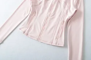 Dettaglio di una giacca da yoga rosa con cerniera di alta qualità e cuciture rifinite.