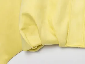 Primer plano de la textura de ante amarillo en una chaqueta aviador para mujer