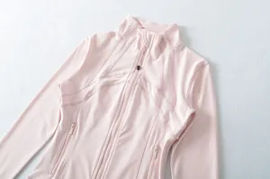 Dettaglio della giacca da yoga rosa con zip e cuciture rifinite