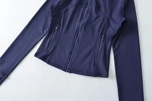 Dettaglio di una giacca da yoga blu scuro slim fit con cerniera e fori per i pollici