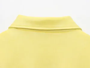 Primer plano detallado del cuello de una chaqueta bomber amarilla con textura de ante.