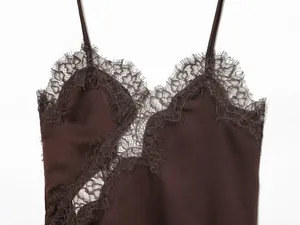Gedetailleerd zicht op de bruine satijnen camisole top met delicate kanten details.