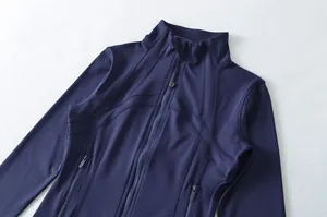Dettaglio della giacca da yoga blu navy con cuciture sagomate e cerniera anteriore
