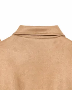 Vista detallada del cuello y la textura de gamuza de una chaqueta bomber elegante