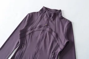 Dettaglio di giacca da yoga viola slim-fit con cerniera frontale e cuciture sottili