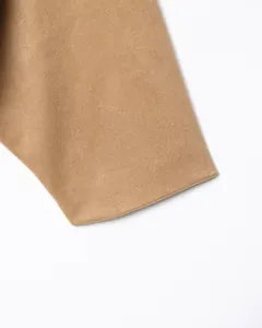 Detalle macro de la suave textura de ante y las costuras en el puño de una chaqueta