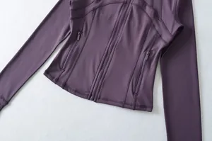 Giacca da yoga viola slim-fit con tasche a zip e cuciture sagomate, vista dettagliata
