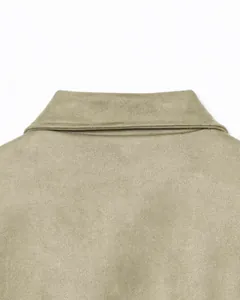 Vista detallada del cuello de una chaqueta bomber de ante sintético en color verde salvia