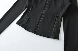 Vista dettagliata di una giacca sportiva da yoga nera slim con funzionali tasche con cerniera