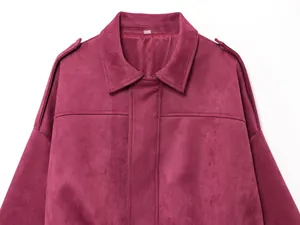 Detalle de una chaqueta bomber granate en antelina que muestra el cuello y charreteras