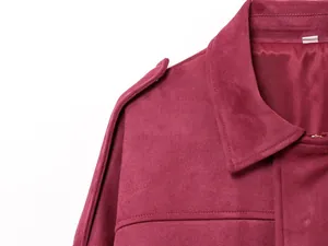 Vista macro detallada del cuello y el hombro de una chaqueta bomber de ante color burdeos