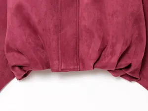 Primer plano de la textura de ante sintético burdeos y el dobladillo de una chaqueta bomber