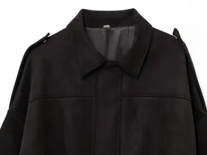 Vista detallada del cuello y las charreteras de una chaqueta bomber de ante sintético negro