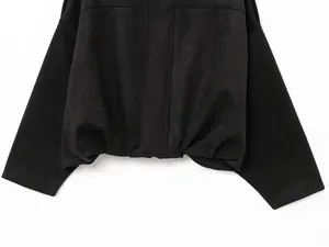 Primer plano del dobladillo de la chaqueta bomber de gamuza negra con textura suave