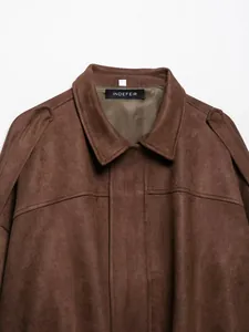 Primer plano detallado del cuello y la etiqueta de esta chaqueta de gamuza marrón estilo aviador.