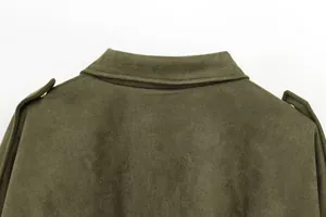 Detalle del cuello y las charreteras de una cazadora bomber de ante sintético verde oliva