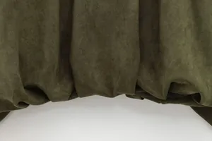 Primer plano de alta calidad de la textura de ante verde oliva oscuro en una chaqueta aviador