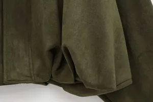Detalle macro de la textura de la tela de gamuza verde oliva de calidad en una chaqueta bomber.