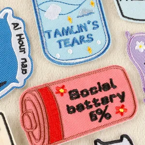 Set geborduurde patches met Engelse teksten zoals Social Battery en Tamlin's Tears