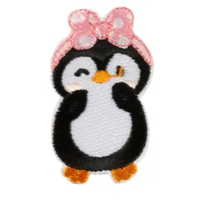Écusson brodé pingouin dessin animé mignon avec nœud rose autocollant pour vêtement