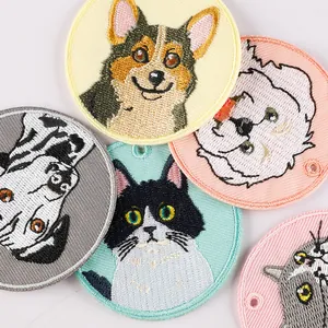 Set van schattige geborduurde bedeltjes met katten en honden voor doe-het-zelf-sleutelhangers.