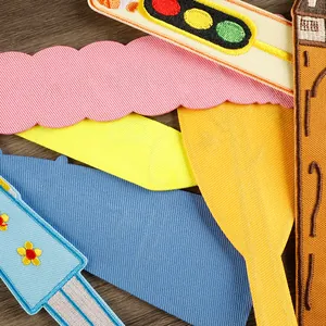 Marque-pages en tissu brodé coloré et écussons détaillés pour décoration de journal DIY.