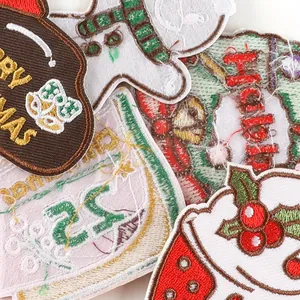 Detailopname van geborduurde kerstpatches met sneeuwpop en feestelijke motieven