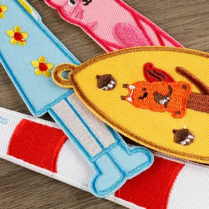 Gros plan sur des marque-pages brodés colorés et des écussons décoratifs en tissu