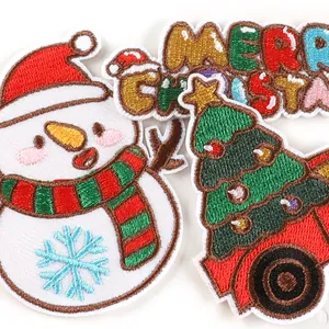 Gedetailleerde geborduurde kerstpatches met cartoon sneeuwpop en kerstboom ontwerpen