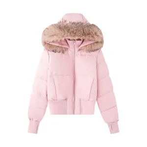 Veste matelassée rose élégante avec une capuche en fausse fourrure et fermeture éclair