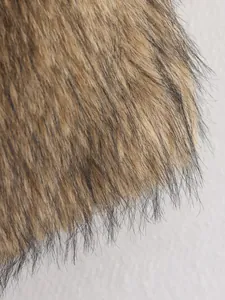 Vue rapprochée de la texture en fausse fourrure avec fibres brunes et noires douces.