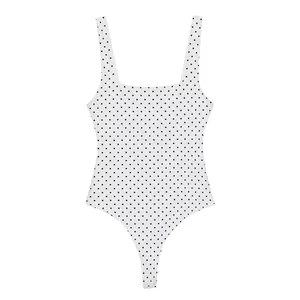 Primer plano de un body blanco con estampado clásico de lunares negros y escote cuadrado
