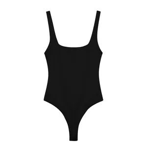 Vista detallada de un body negro minimalista con escote cuadrado y tirantes anchos