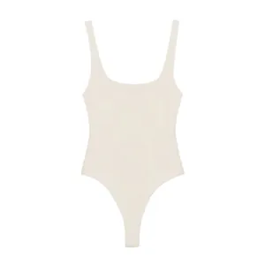 Vista detallada de un body blanco minimalista con cuello cuadrado y tirantes anchos.