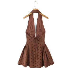 Robe dos nu à pois marron avec taille cintrée et dos ouvert au style chic français