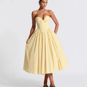 Elegante Franse gele strapless korset midi-jurk met strik en wijde geplooide rok