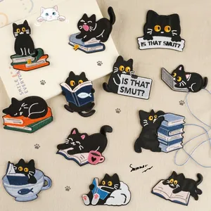 Toppa Ricamata Gatto Nero Cartone Animato Applique Termoadesiva per Abbigliamento Accessori Cucito DIY Gatto Che Legge