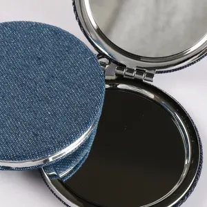 Espejo de maquillaje compacto plegable con funda de tela vaquera azul y marco metálico