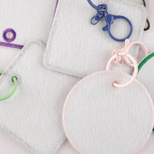 Set de llaveros de fieltro blanco personalizados con cierres de mosquetón de colores